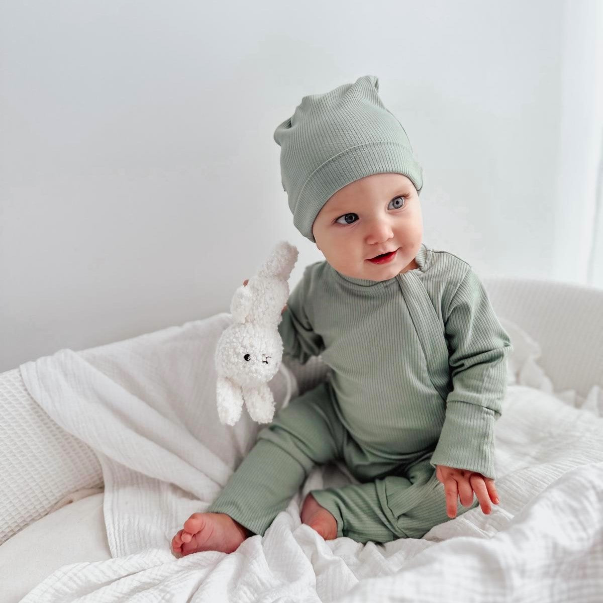 All-in-one set packaged as a gift (romper, beanie, bodysuit & muslin blanket)