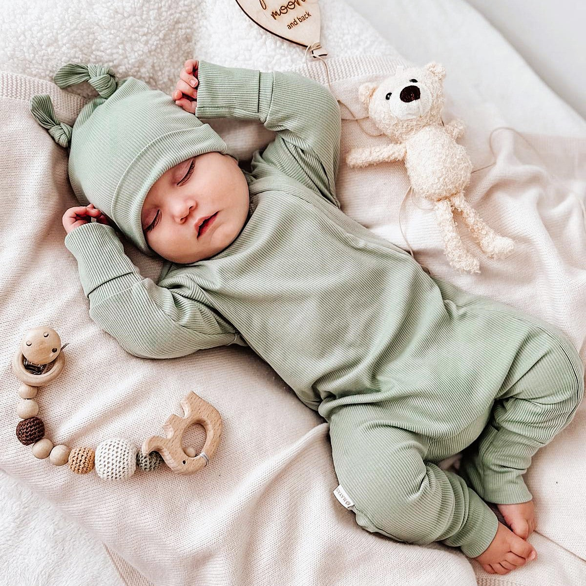 All-in-one set packaged as a gift (romper, beanie, bodysuit & muslin blanket)